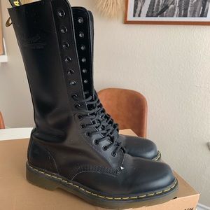 1914 Smooth Dr.Martens boots